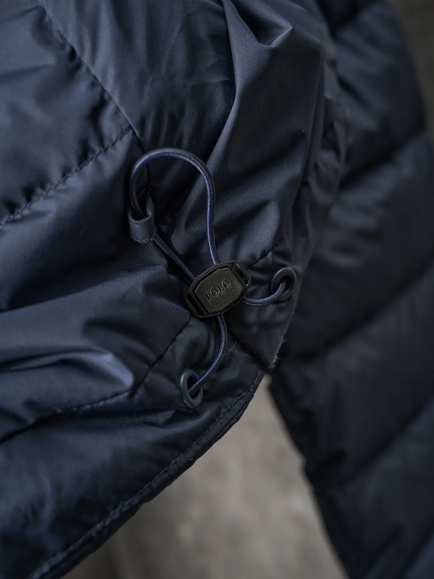 P900 Actual hanging auction】Ralph Lauren/Ralph Lauren pony logo embroidered ribs lightweight down jacket [Ready stock] S M L XL high-quality filling: 90 white duck down is selected, weighing 260g, ensuring excellent thermal insulation performance. After strict screening and processing, the velvet is not easy to drill, ensuring durability. The nylon fabric has good windproof and waterproof properties, which can effectively block the intrusion of wind and rain from the outside. It keeps the interior dry and is suitable for wearing in humid or rainy environments.  The red label on the chest is made with an imported MECLO embroidery machine. The original pattern is scanned first, and then high-quality silk thread is used to make a pattern. The density effect is adjusted by continuous pattern making.  Exquisite details: the zipper design is simple and elegant, easy to operate; the closing design of the cuffs and hem effectively prevents the intrusion of cold wind, improving the warmth and comfort of wearing.  All the hangtags, wash marks, air holes, and four-button buttons are all custom-made using original one-to-one molds.